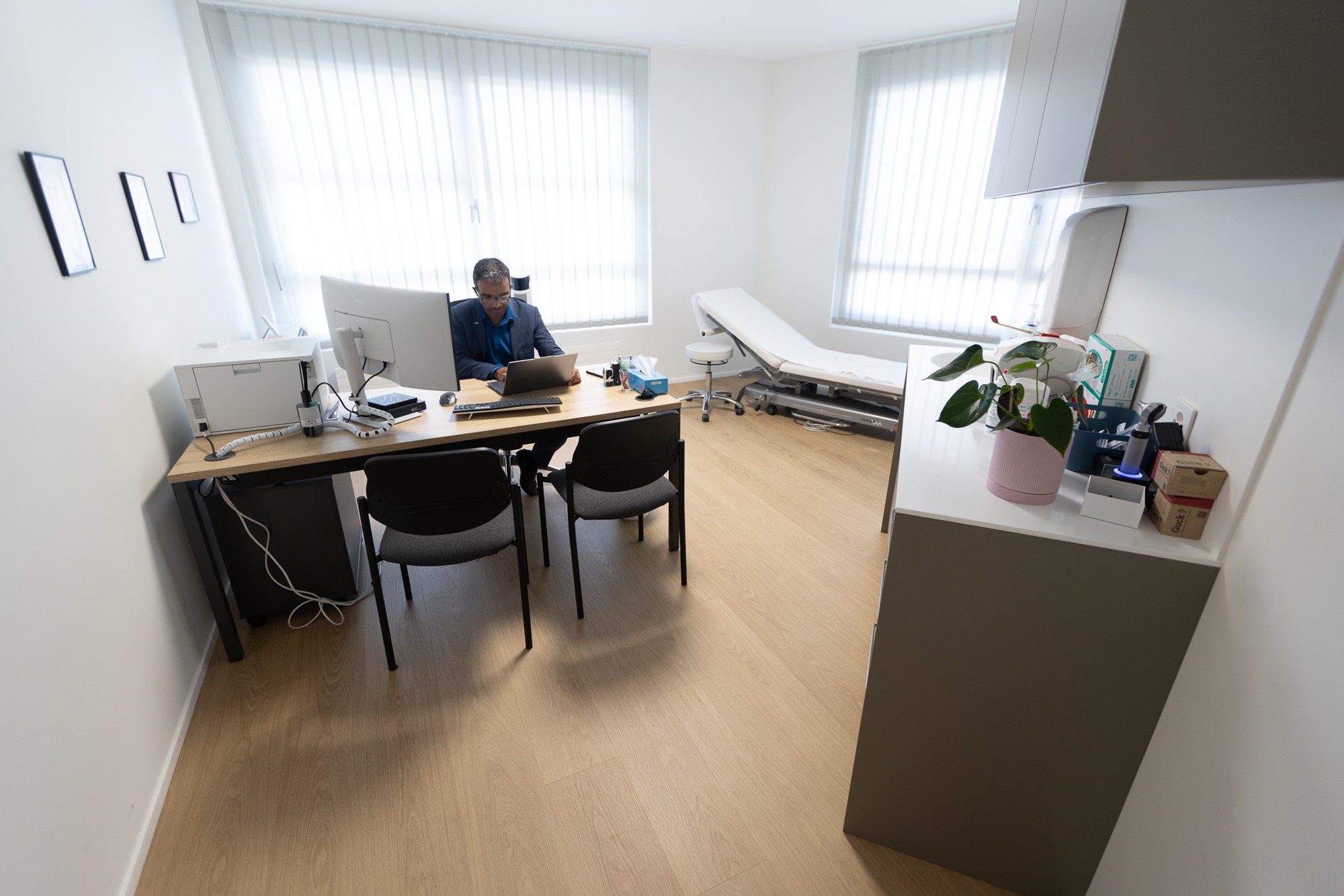 La salle de consultation 2 avec son bureau et sa table d’examen